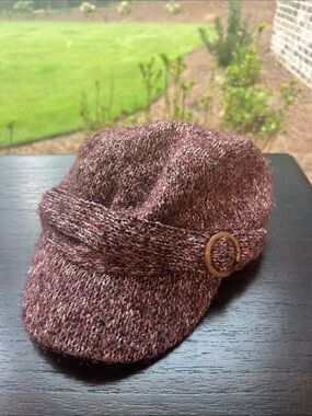 Country Road Maroon Tweed Cadet Cap with Wooden-Look Buckle.  Like New